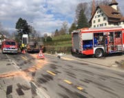 Ein Lastwagen verlor in der Stadt Zug mehrere Hundert Liter Diesel. Der Freiwillige Feuerwehr Zug (FFZ) gelang es den Diesel zu binden. (Bild: Zuger Polizei)
