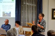 Caroline Stäbler (rechts) leitet als Präsidentin die letzte Gemeindeversammlung von Katholisch Dussnang. (Bild: Christoph Heer)