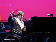 Der britische Pop-Star Elton John auf Abschiedstournee: Seine Show «Farewell Yellow Brick Road» ist optisch vom Zauberer von Oz inspiriert. In der Schweiz werden über 15'000 Fans seine Show am Montreux Jazz Festival open-air erleben können. (Bild: KEYSTONE/AP Invision/GREG ALLEN)