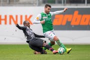 Karim Haggui (rechts) in einem Testspiel mit St. Gallen gegen Mainz. (Bild: Urs Bucher)