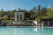 Die Visualisierung soll belegen, dass ein Windpark auf dem Seerücken von Schloss Eugensberg aus zu sehen wäre. (Bild: PD)