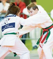 Gereon Schlickeiser aus Montlingen (rechts) ist ein hoffnungsvoller Judoka des JJJC Rheintal. Bei seiner ersten Teilnahme am Heimturnier traf er jedoch auf (noch) übermächtige Gegner. (Bild: Christian Kamber)