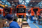 Endmontage von Schienenfahrzeugen für den Regionalverkehr Bern-Solothurn (RBS) im Stadler-Werk am Hauptsitz in Bussnang. (Bild: Gian Ehrenzeller/Keystone (19. März 2019))