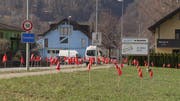 Bei jedem roten Fähnchen wurde ein Stück Abfall gefunden. (Foto: Hansjürg Vorburger)