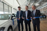 Ohne das obligate Band geht's natürlich nicht (von links): Amag-Managing-Director Mathias Gabler, Amag-Buchrain-Chef Michael Grossniklaus und Beat Struchen, Leiter Betriebsverbund Zentralschweiz bei der Amag eröffnen den neuen Betrieb. (Bild: Dominik Wunderli, Buchrain 19. März 2019)