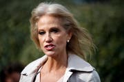 Kellyanne Conway redet vor dem Weissen Haus mit Reportern. (AP Photo/ Keystone/ Evan Vucci, Washington, 23. Januar 2019)