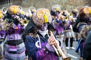 Am Fasnachtszumzug in Schachen: Die Gruppe Nigrum Montis aus Schwarzenberg (Motto: Alles Wurscht).