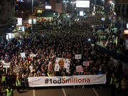 Die Demonstrationen der Regierungsgegner in Serbien richten sich seit drei Monaten gegen ein Klima der Gewalt durch Hetze gegen Andersdenkende und kritische Journalisten. (Bild: KEYSTONE/AP/DARKO VOJINOVIC)