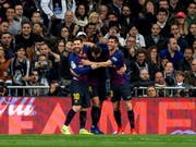 Lionel Messi und Sergi Roberto (rechts) feiern den Torschützen Ivan Rakitic (Bild: KEYSTONE/EPA EFE/RODRIGO JIMENEZ)