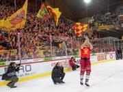 In Langnau wird die Playoff-Qualifikation gebührend gefeiert. Hier lässt sich Eero Elo bejubeln (Bild: KEYSTONE/MARCEL BIERI)