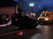 Bei einem spektakulären Selbstunfall hat sich ein Autofahrer im solothurnischen Breitenbach am Freitagabend verletzt. (Bild: Kantonspolizei Solothurn)