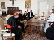 Schweizer Betroffene berichten dem Papst Franziskus am Samstag im Vatikan von sexuellem Missbrauch im kirchlichen Umfeld. (Bild: Vatican Media)