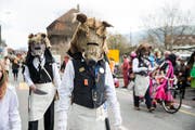 Am Fasnachtszumzug in Schachen: Die Gruppe Nigrum Montis aus Schwarzenberg (Motto: Alles Wurscht).