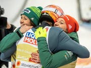 Jubel der Favoriten: Die deutschen Skispringer feiern ihren WM-Titel im Mixed (Bild: KEYSTONE/EPA/CHRISTIAN BRUNA)
