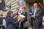 Eine der Vorlagen, die von Wecollect unterstützt wurden: Das Sozialdetektiv-Referendum mit Autorin Sibylle Berg (Mitte) als treibende Kraft. Bild: Marcel Bieri/Keystone (Bern, 5. Juli 2018)