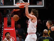 Robin Lopez von den Chicago Bull erzielt zwei der 329 Punkte im Match (Bild: KEYSTONE/FR69715 AP/JOHN AMIS)