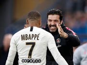 Der Jungstar und der Alt-Star: Goalie-Oldie Gigi Buffon beglückwünscht Kylian Mbappé zur Doublette gegen Caen (Bild: KEYSTONE/EPA/YOAN VALAT)