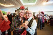 Tanz ist Pflicht: Die Fasnacht von ihrer geselligsten Seite erlebt man an der Seniorenfasnacht. (Bild: Jakob Ineichen, Luzern, 2. März 2019)