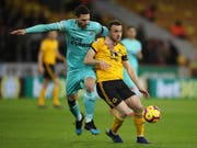 Newcastles Verteidiger Fabian Schär (links) im Zweikampf (Bild: KEYSTONE/AP PA/NICK POTTS)