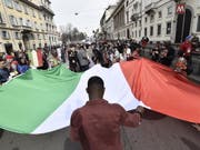 Teilnehmer der Kundgebung «People - Zuerst die Menschen» am Samstag in Mailand. (Bild: Keystone/EPA ANSA/FLAVIO LO SCALZO)