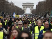 In Paris versammelten sich am Samstag hunderte «Gelbwesten» am Triumphbogen für einen Marsch durch die Stadt. (Bild: Keystone/EPA/CHRISTOPHE PETIT TESSON)