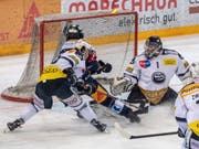 Dennis Everberg wird von Ambri-Verteidiger Yannick Fischer bedrängt, trifft aber dennoch zum wegweisenden 2:1 für Zug (Bild: KEYSTONE/URS FLUEELER)