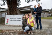 «Ich gehe zu Fuss zur Schule»: Für die Kinder der Familie Pfulg, hier vor dem Kindergarten in Meggen, geht dieser Wunsch nicht in Erfüllung. (Bild: Philipp Schmidli, 1. März 2019)