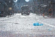 Konfetti färbt sogar die Luft bunt wie hier am Fasnachtsumzug in Weinfelden. (Bild: Donato Caspari, 16. Februar 2019)