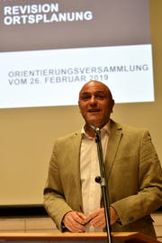 Andreas Diethelm informiert in der Mehrzweckhalle Sonnenberg über den neuen Zonenplan. (Bild: Manuel Nagel)