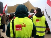 Gewerkschafter demonstrieren für höhere Löhne vor den Tarifverhandlungen in Berlin. (Bild: KEYSTONE/EPA/ADAM BERRY)