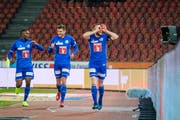 Blessing Eleke, Pascal Schürpf und Christian Schneuwly jubeln nach dem Tor zum 2:0. (Bild: Martin Meienberger/freshfocus, 2. März 2019)