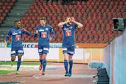 Jubel im Letzigrund: Blessing Eleke, Pascal Schürpf und Torschütze Christian Schneuwly nach dem 2:0. (Bild: Martin Meienberger/Freshfocus (Zürich, 2. März 2019))
