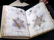 Die mathematische Abhandlung «De Divina Proportione» aus dem Jahr 1498 ist einer der Schätze der Bibliothek Genf. Die Zeichnungen werden Leonardo da Vinci zugesprochen. Dieser Schatz wird nun erstmals der Öffentlichkeit präsentiert. (Bild: KEYSTONE/SALVATORE DI NOLFI)