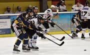 Simon Dünner (links) und Sascha Moser hindern einen Spieler des EHC Sursee II am Durchbruch. (Bild: Yves Solenthaler)