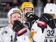 Die Enttäuschung über das Verpassen der Playoffs sitzt bei Fribourgs Topskorer Julien Sprunger (mit gelbem Helm) und dessen Teamkollegen tief (Bild: KEYSTONE/PPR/ADRIEN PERRITAZ)