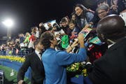 Auch in Dubai der unbestrittene Publikumsliebling: Roger Federer erfüllt nach dem Triumph die Wünsche seiner Fans. (Bild: Ahmed Jadallah/Reuters, Dubai, 2. März 2019)