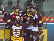 Servette Siegtorschütze Daniel Rubin (2. v. r.) freut sich mit seinen Genfer Teamkollegen über das 2:1 nach 31 Minuten (Bild: KEYSTONE/SALVATORE DI NOLFI)
