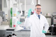 Peter Hofstetter in seinem Labor in Schachen. (Bild: Philipp Schmidli 1. März 2019)