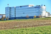 Nicht für alle Nutzungen geeignet: Land zwischen Corporate Center und Forster-Küchenzentrum (Bild: Max Eichenberger)