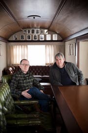 Mike Müller und Victor Giacobbo im Pressewagen des Circus Knie. (Bild: Mareycke Frehner)