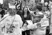Frauenstreik am 14. Juni 1991: Schon damals forderten die Frauen die Umsetzung des zehm Jahre zuvor in Kraft getretenen Verfassungsartikel über die Gleichstellung von Mann und Frau. (Bild: Michael Kupferschmidt/KEY)
