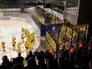 Nach Spielschluss halten die mitgereisten Anhänger des HC Thurgau Transparente hoch mit der Aufschrift «Heldä - danke Jungs!». Die Spieler bedanken sich derweil für die Unterstützung während des Spiels und der ganzen Saison. (Bild: Matthias Hafen)