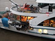 Das Schweizer Passagierschiff MS Edelweiss prallte gegen vier Uhr gegen das mit Autos beladene Frachtschiff. (NLTimes/Twitter)