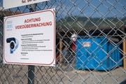 Die Altstoffsammelstelle in Buochs wird mit Videokameras überwacht. Bild: Corinne Glanzmann (17. Juli 2018)