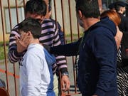 Schüler und Eltern in San Donato Milanese nach der Schulbus-Befreiung. (Bild: KEYSTONE/EPA ANSA/DANIEL DAL ZENNARO)