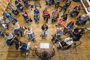 Die Musikerinnen und Musiker der Ostmusik proben für den Unterhaltungsabend. (Bild: Michel Canonica)