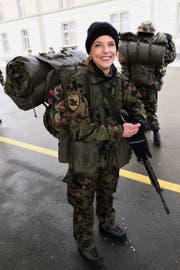 Rekrutin Vetsch meldet sich bei der Kaserne Herisau zum Dienst. (Bild: SRF/PD)