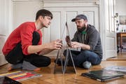 Die Musiker Simon Borer (links) und Chregi Müller leiten das Zürcher Label Red Brick Chapel, das sich seit neuestem als Genossenschaft organisiert. Ein Novum. (KEYSTONE/Ennio Leanza)