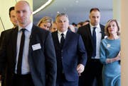 Viktor Orbán (Mitte) am Mittwoch kurz vor der EVP-Sitzung in Brüssel. (Bild: Stephanie Lecocq/EPA)