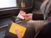 Sorge um genügend Geld auf dem Konto: 61 Prozent der Schweizer sind laut einer Umfrage der Meinung, das ihre Finanzkraft ihr Wohlbefinden beeinflusst. (Bild: KEYSTONE/CHRISTIAN BEUTLER)